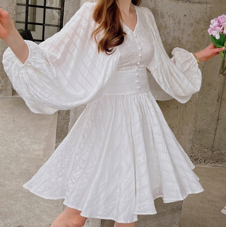 V-neck style flying sleeve dress, white waist closing skirt, women's new style in 2022 summer