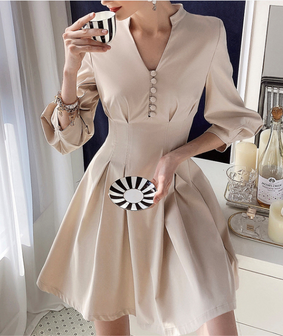 New style style, design sense, lantern sleeve, fashionable dress, elegant commuter V-neck skirt